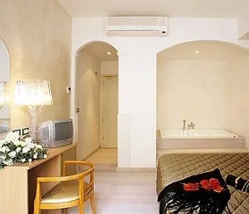 Hotel M Glamour 4*